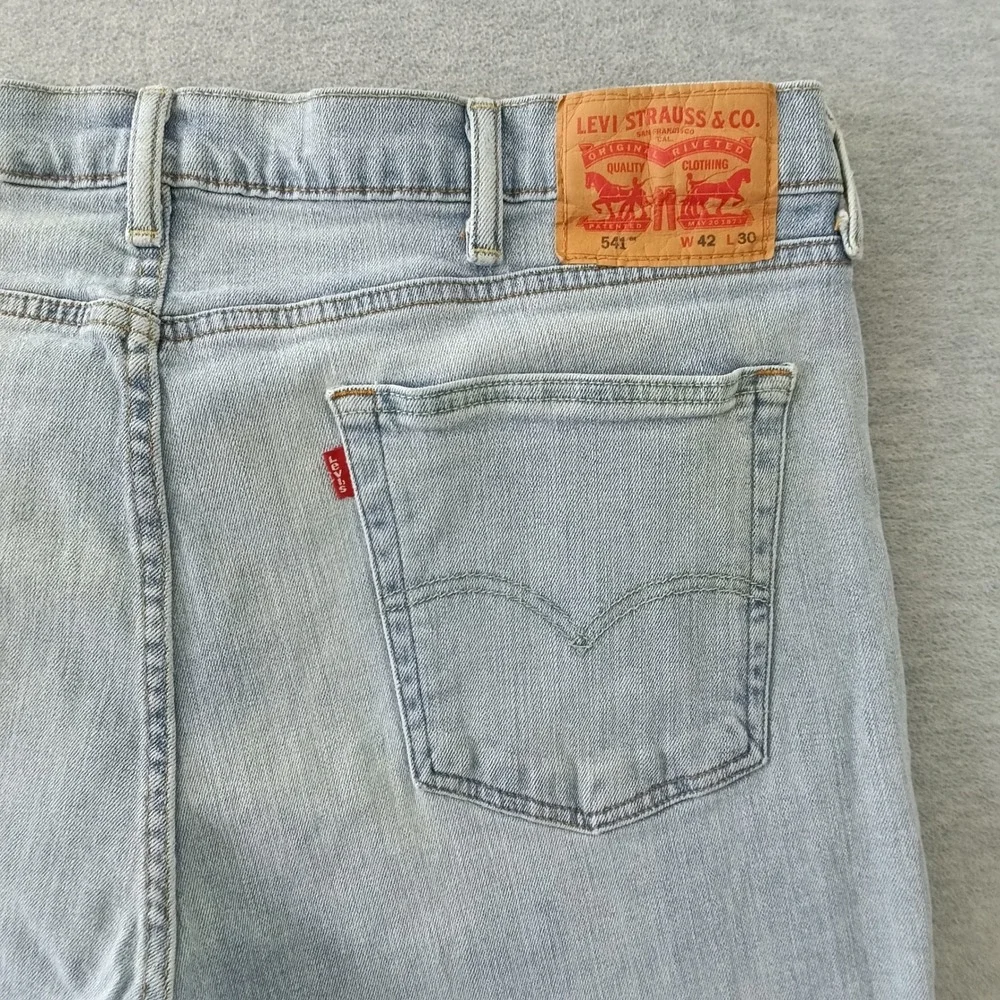 Levis 541 Athletic Taper Jeans Light Wash Blue Mens W42 L30 Denim Pants